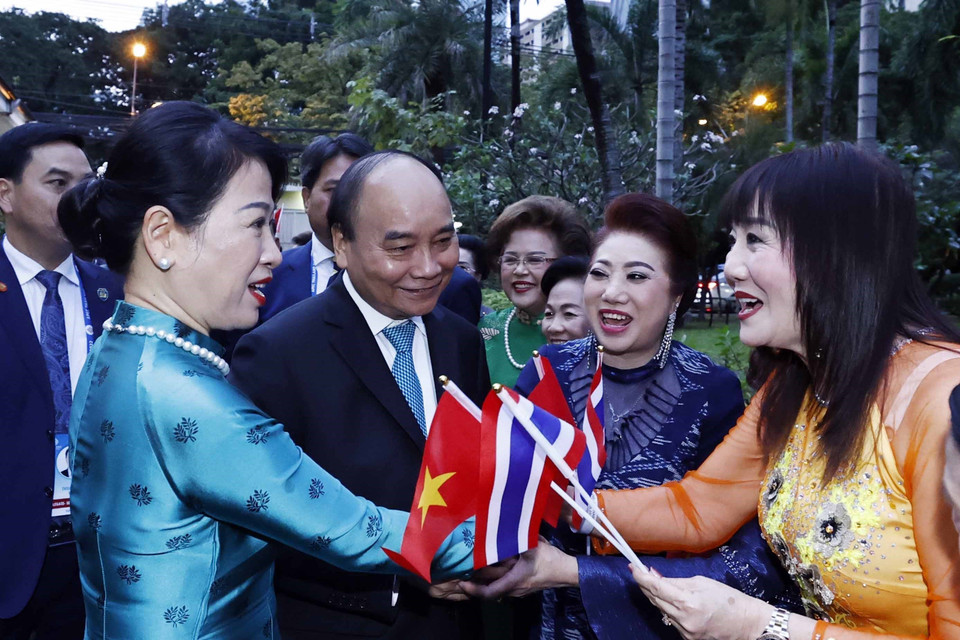 Chủ tịch nước Nguyễn Xuân Phúc đến thăm, gặp gỡ và nói chuyện với cán bộ, nhân viên Đại sứ quán, Tổng lãnh sự quán và kiều bào Việt Nam tại Thái Lan. (Ảnh: Thống Nhất/TTXVN)