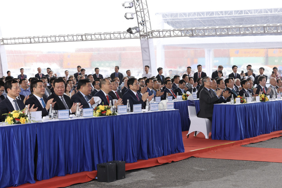 Thủ tướng Phạm Minh Chính dự lễ xuất khẩu lô xe ôtô điện đầu tiên của Vinfast. (Ảnh: Dương Giang/TTXVN)