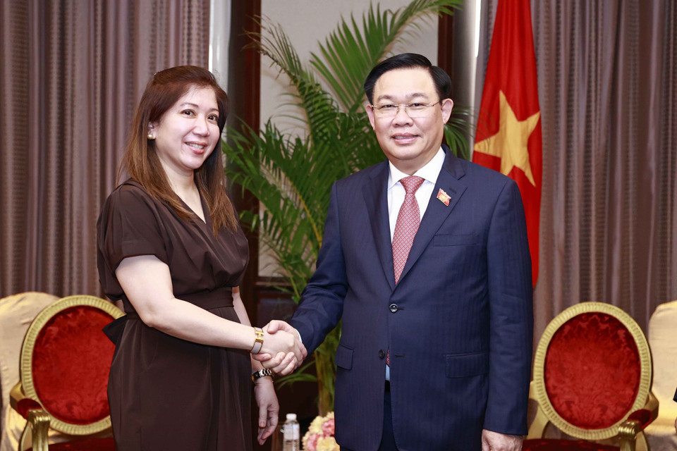 Chủ tịch Quốc hội Vương Đình Huệ tiếp Chủ tịch kiêm Giám đốc điều hành Tổng Công ty thương mại quốc tế Philippines Emmie Liza Perez-Chiong. (Ảnh: Doãn Tấn/TTXVN)