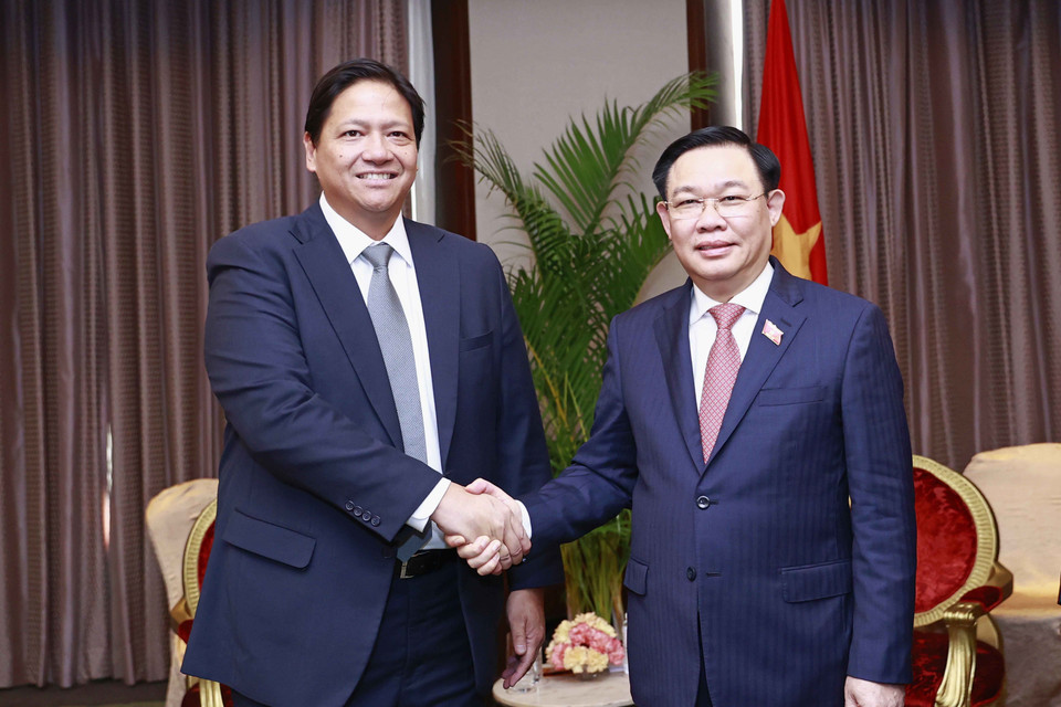 Chủ tịch Quốc hội Vương Đình Huệ tiếp ông Eric Francia, Chủ tịch &amp; Tổng Giám đốc Công ty ACEN (thuộc tập đoàn Ayala, Philippines). (Ảnh: Doãn Tấn/TTXVN)