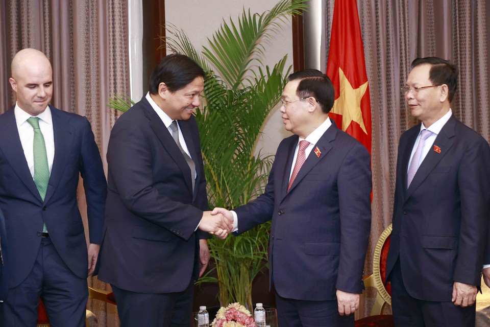 Chủ tịch Quốc hội Vương Đình Huệ tiếp ông Eric Francia, Chủ tịch &amp; Tổng Giám đốc Công ty ACEN (thuộc tập đoàn Ayala, Philippines). (Ảnh: Doãn Tấn/TTXVN)