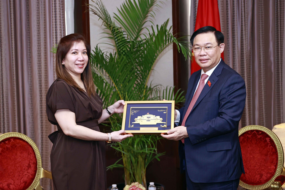 Chủ tịch Quốc hội Vương Đình Huệ tặng quà lưu niệm cho Chủ tịch kiêm Giám đốc điều hành Tổng Công ty thương mại quốc tế Philippines Emmie Liza Perez-Chiong. (Ảnh: Doãn Tấn/TTXVN)