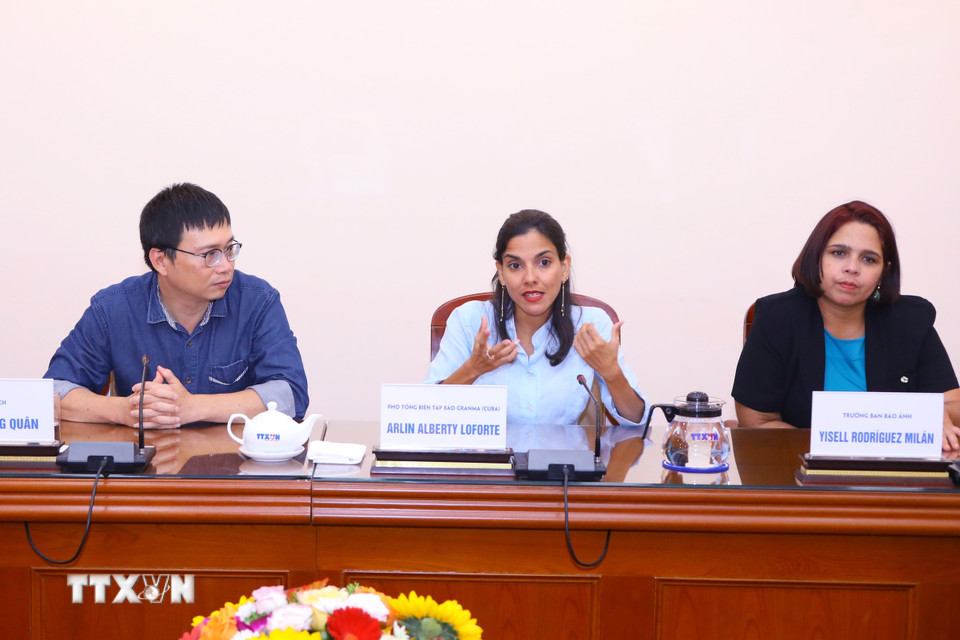 Bà Arlin Alberty Loforte (giữa), Phó Tổng Biên tập báo Granma (Cuba) phát biểu. (Ảnh: Văn Điệp/TTXVN)