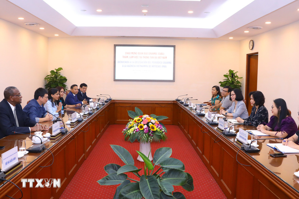 Quang cảnh buổi làm việc giữa Tổng Giám đốc TTXVN với đoàn báo Granma (Cuba). (Ảnh: Văn Điệp/TTXVN)