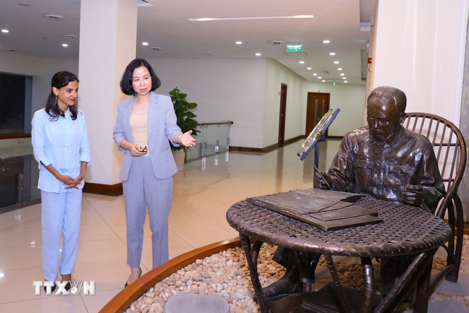 Tổng Giám đốc Thông tấn xã Việt Nam Vũ Việt Trang và Phó Tổng Biên tập báo Granma (Cuba) Arlin Alberty Loforte bên bức tượng Chủ tịch Hồ Chí Minh. (Ảnh: Văn Điệp/TTXVN)