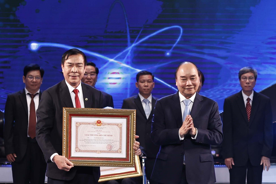 Chủ tịch nước Nguyễn Xuân Phúc trao Giải thưởng Hồ Chí Minh cho tác giả, đại diện tác giả, đại diện đồng tác giả của 12 công trình, cụm công trình được tặng Giải thưởng Hồ Chí Minh. (Ảnh: Thống Nhất/TTXVN)