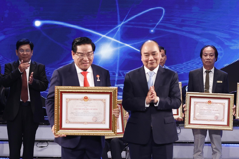 Chủ tịch nước Nguyễn Xuân Phúc, trao Giải thưởng Hồ Chí Minh cho tác giả, đại diện tác giả, đại diện đồng tác giả của 12 công trình, cụm công trình được tặng Giải thưởng Hồ Chí Minh. (Ảnh: Thống Nhất/TTXVN)