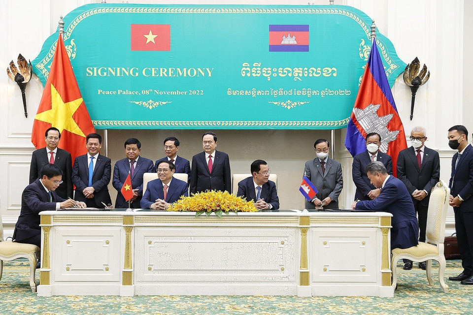 Thủ tướng Phạm Minh Chính và Thủ tướng Campuchia Samdech Techo Hun Sen chứng kiến lễ ký Bản ghi nhớ về loại và số lượng xe thương mại đối với việc thực hiện Hiệp định và Nghị định thư giữa Chính phủ nước CHXHCN Việt Nam và Chính phủ Vương quốc Campuchia về vận tải đường bộ. (Ảnh: Dương Giang/TTXVN)