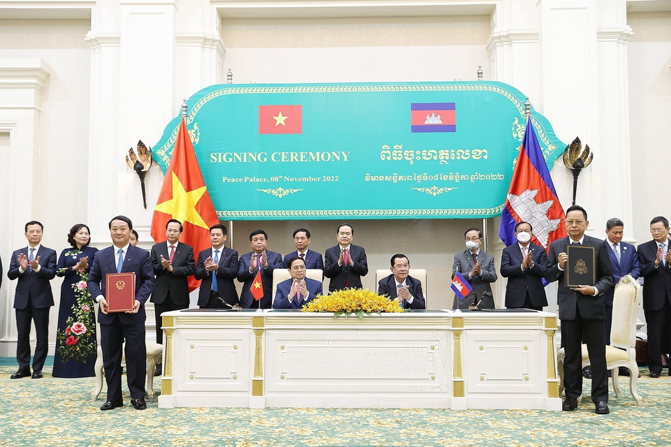 Thủ tướng Phạm Minh Chính và Thủ tướng Campuchia Samdech Techo Hun Sen chứng kiến lễ ký Bản ghi nhớ hợp tác song phương giữa Ủy ban Dân tộc Việt Nam và Bộ Nghi lễ Tôn giáo Campuchia. (Ảnh: Dương Giang/TTXVN)