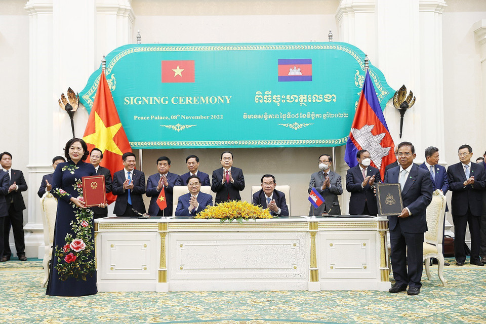 Thủ tướng Phạm Minh Chính và Thủ tướng Campuchia Samdech Techo Hun Sen chứng kiến lễ ký Bản ghi nhớ về hợp tác trong lĩnh vực đổi mới tài chính và hệ thống thanh toán giữa Ngân hàng Nhà nước Việt Nam và Ngân hàng Quốc gia Campuchia. (Ảnh: Dương Giang/TTXVN)