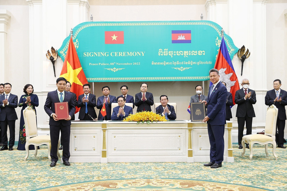 Thủ tướng Phạm Minh Chính và Thủ tướng Campuchia Samdech Techo Hun Sen chứng kiến lễ ký Bản ghi nhớ về loại và số lượng xe thương mại đối với việc thực hiện Hiệp định và Nghị định thư giữa Chính phủ nước CHXHCN Việt Nam và Chính phủ Vương quốc Campuchia về vận tải đường bộ. (Ảnh: Dương Giang/TTXVN)