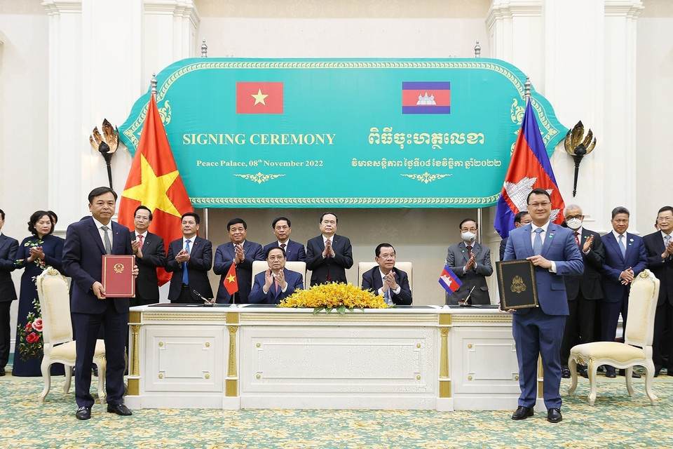 Thủ tướng Phạm Minh Chính và Thủ tướng Campuchia Samdech Techo Hun Sen chứng kiến lễ ký Bản ghi nhớ về hợp tác trong lĩnh vực nông nghiệp giữa Bộ Nông nghiệp và Phát triển nông thôn Việt Nam và Bộ Nông-Lâm-Ngư nghiệp Campuchia. (Ảnh: Dương Giang/TTXVN)