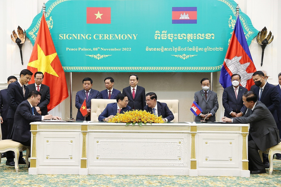 Thủ tướng Phạm Minh Chính và Thủ tướng Campuchia Samdech Techo Hun Sen chứng kiến lễ ký Hiệp định thương mại biên giới giữa Chính phủ nước CHXHCN Việt Nam và Chính phủ Vương quốc Campuchia. (Ảnh: Dương Giang/TTXVN)