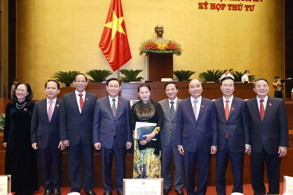 Chủ tịch nước Nguyễn Xuân Phúc, Chủ tịch Quốc hội Vương Đình Huệ, nguyên Chủ tịch Quốc hội Nguyễn Thị Kim Ngân với đại biểu. (Ảnh: Doãn Tấn/TTXVN)