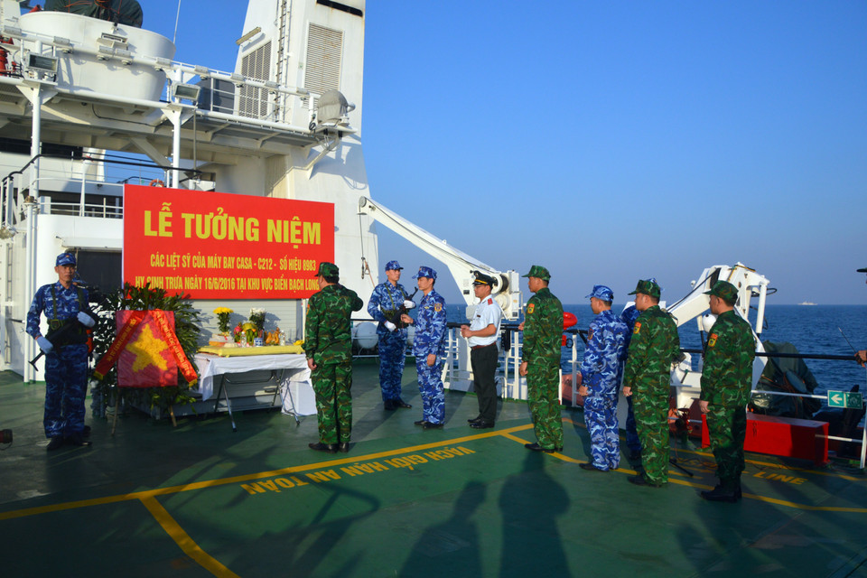 Các đại biểu tham gia đoàn công tác Cảnh sát Biển Việt Nam tưởng niệm các liệt sỹ máy bay CASA-C212, số hiệu 8983 hi sinh trên vùng biển Bạch Long Vĩ, thành phố Hải Phòng. (Ảnh: TTXVN phát)