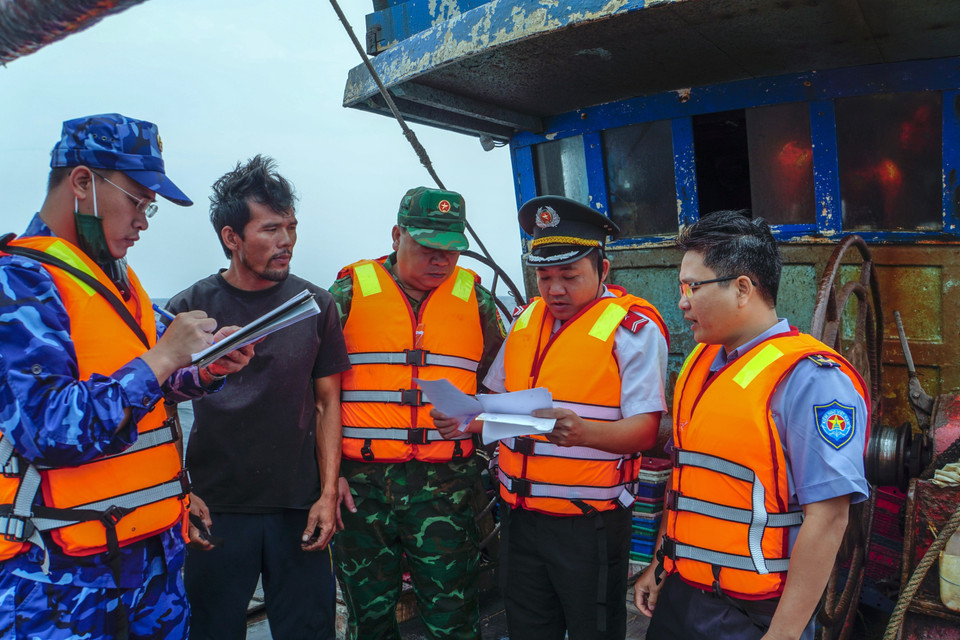 Đoàn công tác liên ngành Việt Nam kiểm tra tàu cá Quảng Ngãi hoạt động trên vùng biển lân cận đường phân định vịnh Bắc Bộ. (Ảnh: TTXVN phát)