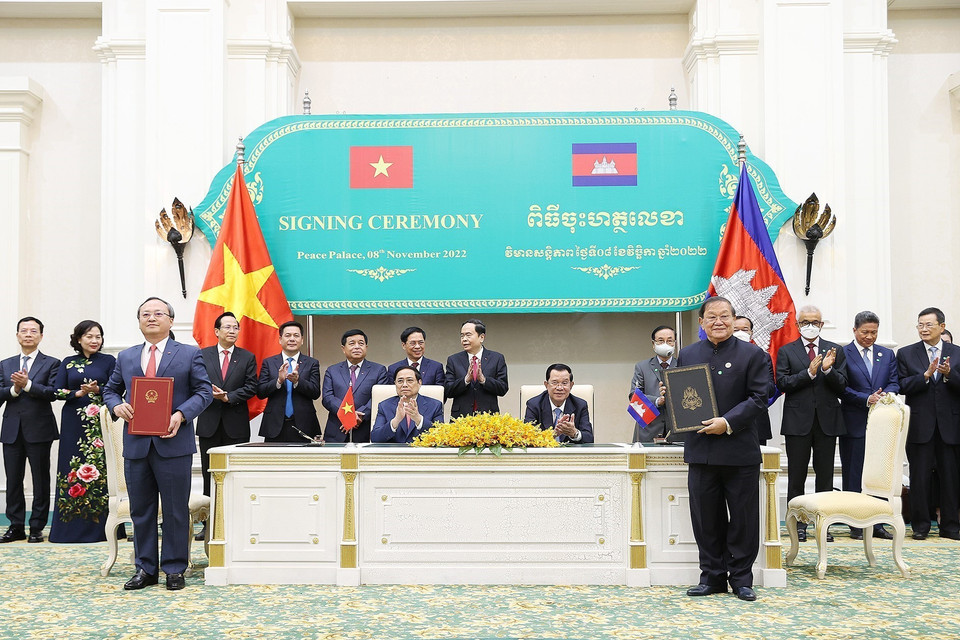 Thủ tướng Phạm Minh Chính và Thủ tướng Campuchia Samdech Techo Hun Sen chứng kiến lễ ký Thỏa thuận hợp tác giữa Đài Tiếng nói Việt Nam và Bộ Thông tin Campuchia về hợp tác truyền thanh và truyền hình giai đoạn 2022-2025. (Ảnh: Dương Giang/TTXVN)