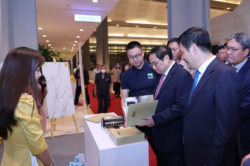 Thủ tướng Phạm Minh Chính tham quan trưng bày sản phẩm đạt Thương hiệu quốc gia Việt Nam năm 2022. (Ảnh: Dương Giang/TTXVN)