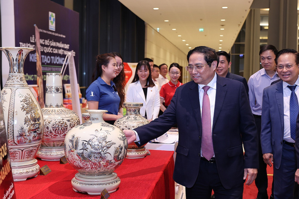 Thủ tướng Phạm Minh Chính tham quan trưng bày sản phẩm đạt Thương hiệu quốc gia Việt Nam năm 2022. (Ảnh: Dương Giang/TTXVN)