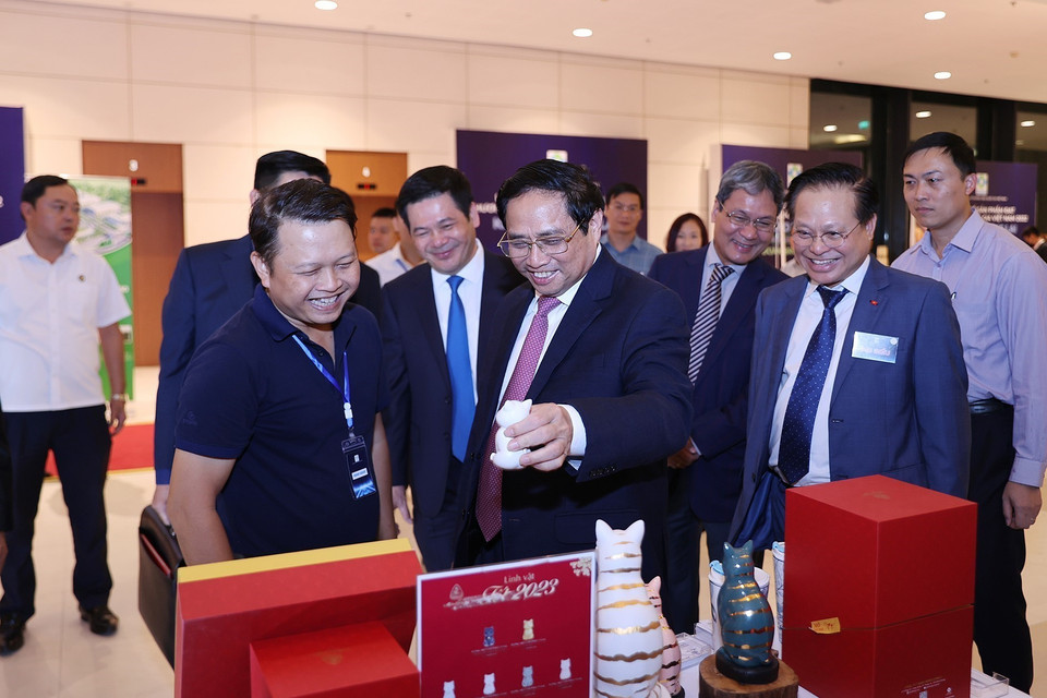 Thủ tướng Phạm Minh Chính tham quan trưng bày sản phẩm đạt Thương hiệu quốc gia Việt Nam năm 2022. (Ảnh: Dương Giang/TTXVN)
