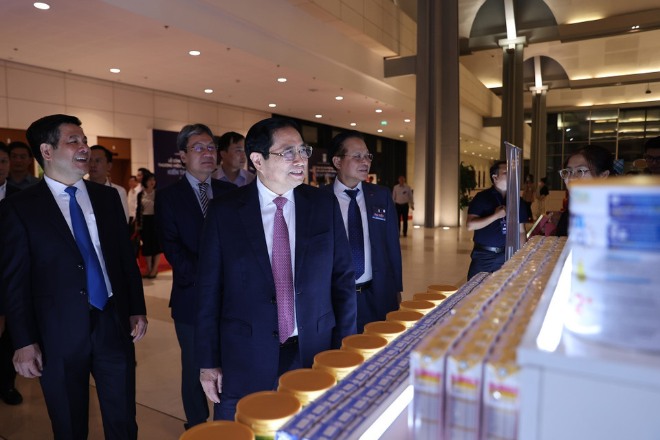 Thủ tướng Phạm Minh Chính tham quan trưng bày sản phẩm đạt Thương hiệu quốc gia Việt Nam năm 2022. (Ảnh: Dương Giang/TTXVN)