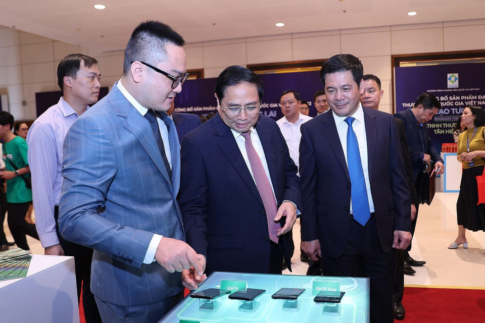 Thủ tướng Phạm Minh Chính tham quan trưng bày sản phẩm đạt Thương hiệu quốc gia Việt Nam năm 2022. (Ảnh: Dương Giang/TTXVN)