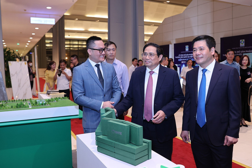 Thủ tướng Phạm Minh Chính tham quan trưng bày sản phẩm đạt Thương hiệu quốc gia Việt Nam năm 2022. (Ảnh: Dương Giang/TTXVN)