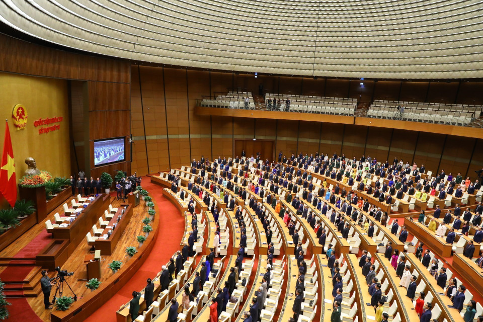 Quốc hội thực hiện nghi lễ chào cờ bế mạc Kỳ họp thứ tư, Quốc hội khóa XV. (Ảnh: Văn Điệp/TTXVN)