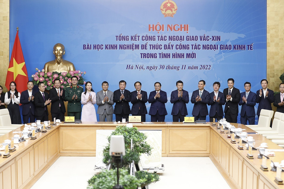 Thủ tướng Phạm Minh Chính và các tập thể, cá nhân có thành tích xuất sắc trong triển khai công tác ngoại giao vaccine. (Ảnh: Dương Giang/TTXVN)