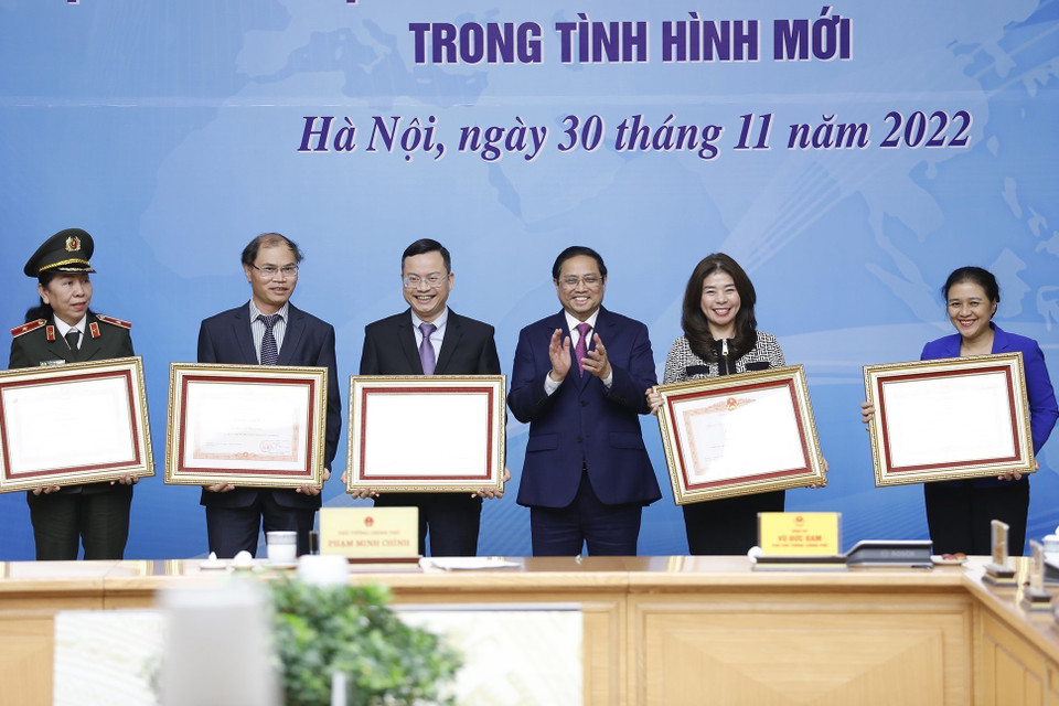 Thủ tướng Phạm Minh Chính trao bằng khen cho các tập thể có thành tích xuất sắc trong triển khai công tác ngoại giao vaccine. (Ảnh: Dương Giang/TTXVN)