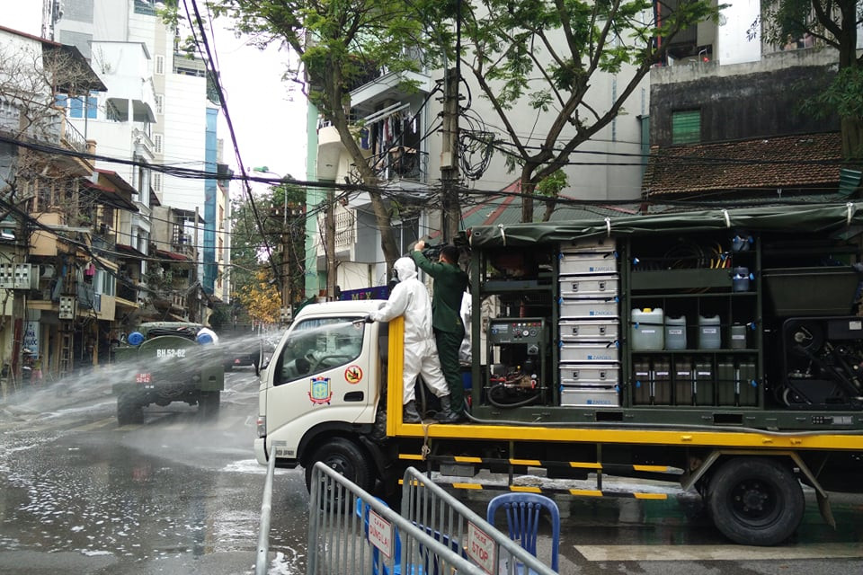 Công việc được triển khai gấp rút nhằm tránh nguy cơ lây lan dịch COVID-19. (Ảnh: Sơn Bách/Vietnam+)