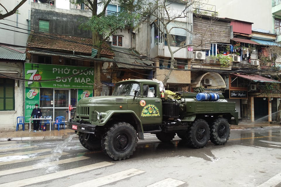 Sáng 7/3, Binh chủng Hóa học đã triển khai lực lượng đến khu vực phố Trấn Vũ, Trúc Bạch sau khi có người nhiễm COVID-19. (Ảnh: Sơn Bách/Vietnam+)