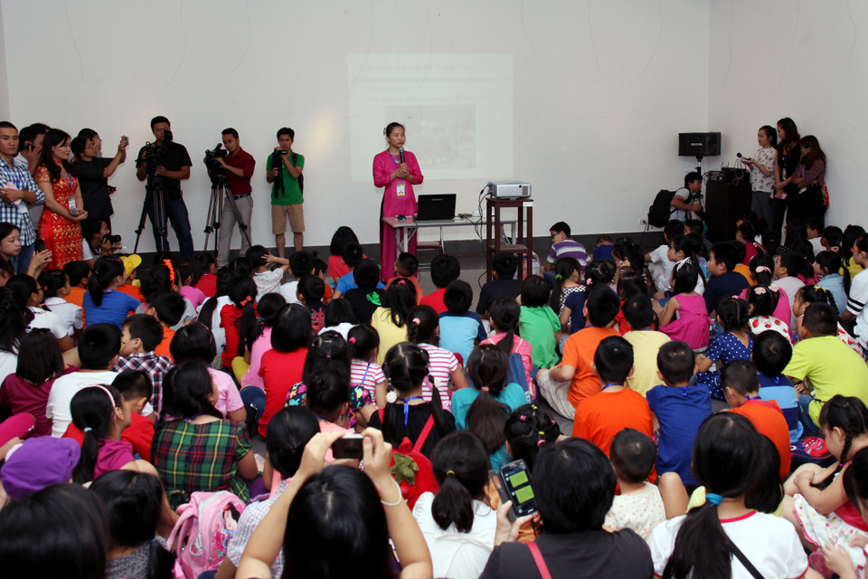 Cả gian phòng của Bảo tàng Mỹ thuật không còn một chỗ trống.(Ảnh: Doãn Đức/Vietnam+)