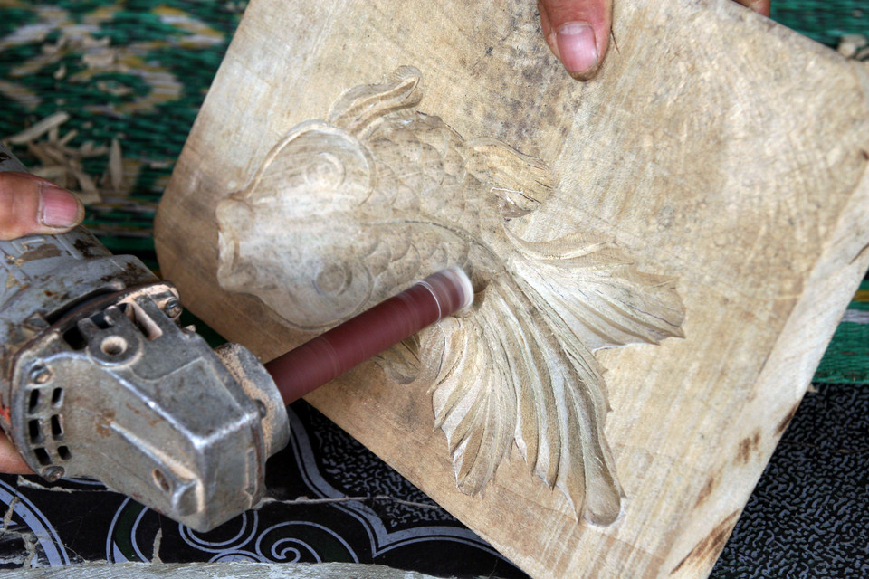 Khuôn bánh thường là gỗ xà cừ hoặc gỗ thị, dễ đục và bền, ít bị mối mọt và giá thành hợp lý. (Ảnh: Doãn Đức/Vietnam+)