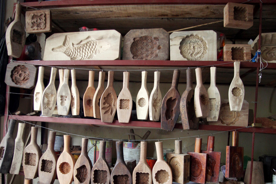 Theo những nghệ nhân trong làng, để làm được một khuôn bánh cần phải trải qua nhiều công đoạn. (Ảnh: Doãn Đức/Vietnam+)