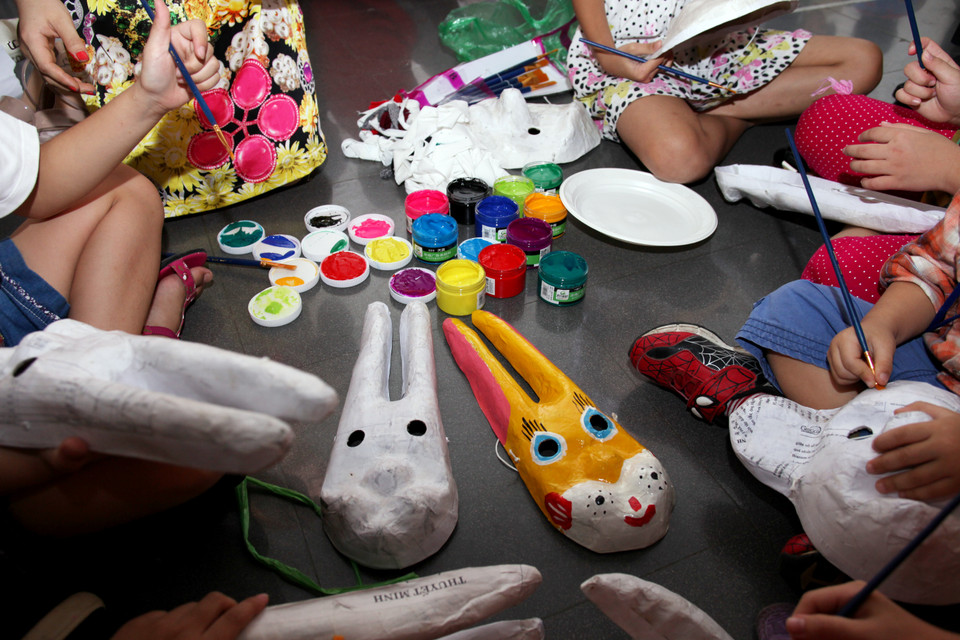 Hình ảnh mặt nạ thỏ ngọc tượng trưng cho sự đẹp đẽ hài hòa, cho ánh trăng sáng ngời đêm rằm.(Ảnh: Doãn Đức/Vietnam+)