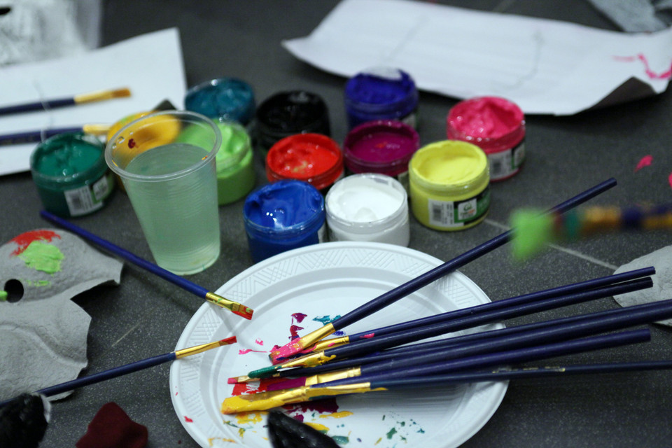 Các em nhỏ sử dụng rất nhiều sơn vẽ sao cho mặt nạ đó được sinh động, hấp dẫn nhất.(Ảnh: Doãn Đức/Vietnam+)