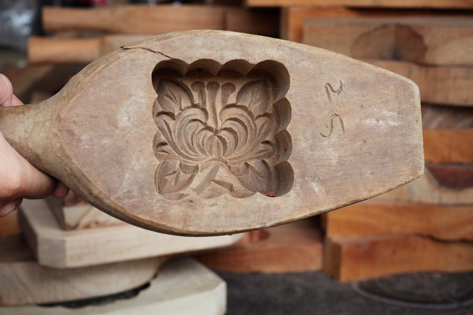 Khuôn bánh với tạo hình truyền thống. (Ảnh: Doãn Đức/Vietnam+)