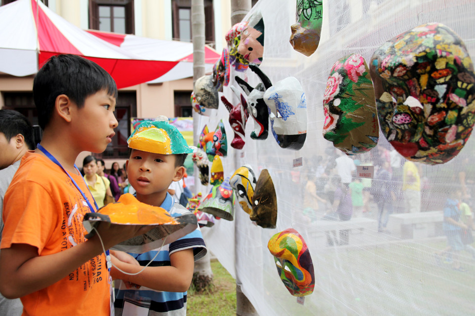 Kết thúc chương trình, mỗi bé đều có thể đem một chiếc mặt nạ của mình về chơi Trung thu.(Ảnh: Doãn Đức/Vietnam+)
