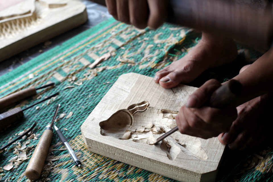 Với mỗi loại khuôn, mỗi hình mẫu thì lại sử dụng các dụng cụ đục đẽo khác nhau sao cho phù hợp. (Ảnh: Doãn Đức/Vietnam+)