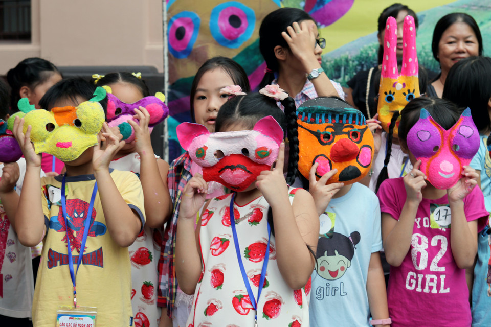 Các mặt nạ được giải của ban tổ chức sẽ được bán để ủng hộ các bạn nhỏ Suối Bau.(Ảnh: Doãn Đức/Vietnam+)