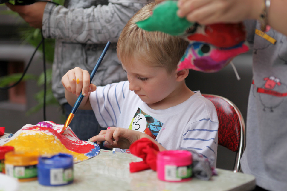Cậu bé người Pháp say sưa thể hiện tài hội họa của mình. (Ảnh: Doãn Đức/Vietnam+)