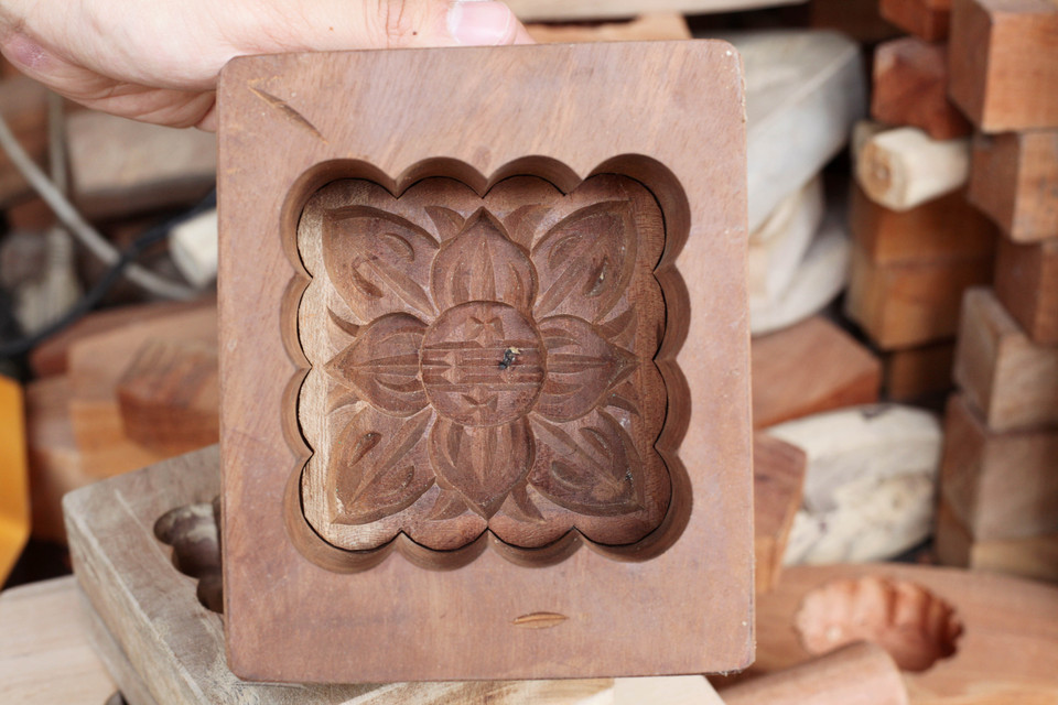 Khuôn bánh loại nhỏ có giá dao động từ 100.000 tới 300.000 đồng mỗi chiếc. (Ảnh: Doãn Đức/Vietnam+)