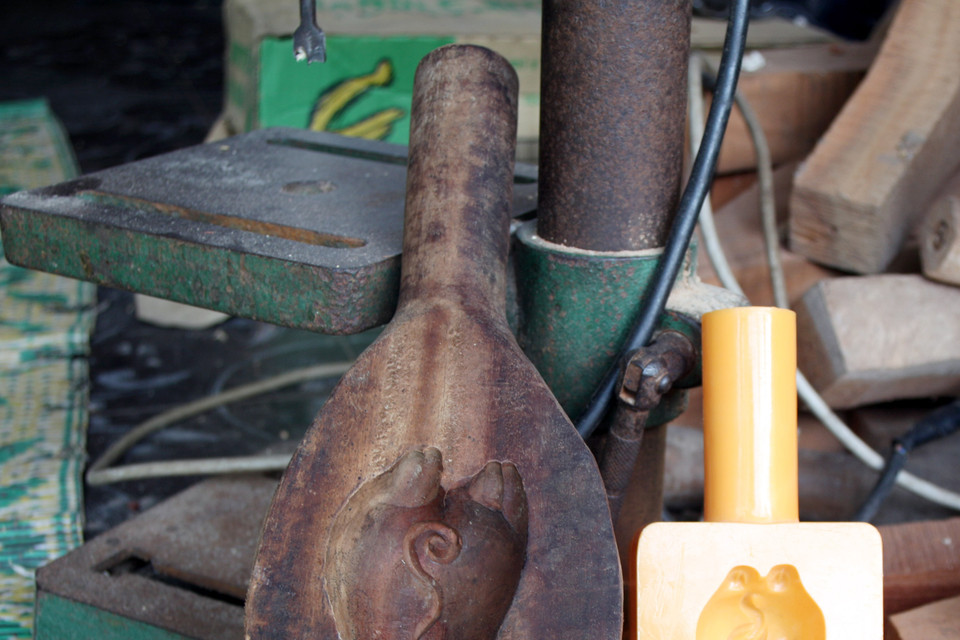 Khuôn bánh truyền thống tuy lợi nhuận và số lượng bán không nhiều bằng khuôn nhựa nhưng vẫn được rất nhiều người ưa chuộng. (Ảnh: Doãn Đức/Vietnam+)