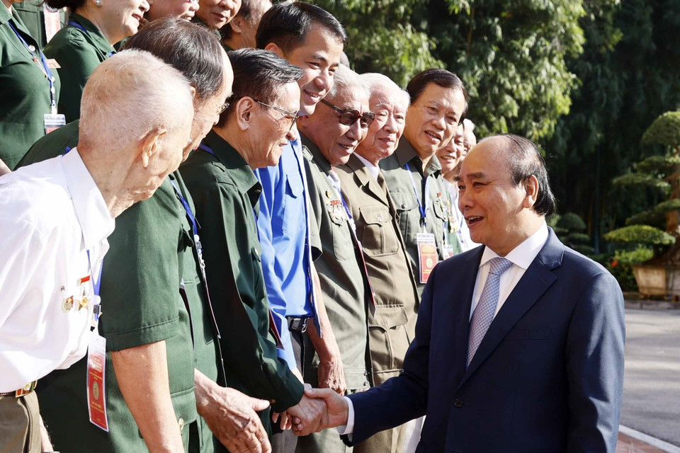 Nhân dịp kỷ niệm 75 năm Ngày Thương binh-Liệt sỹ, sáng 26/7/2022, tại Phủ Chủ tịch, Chủ tịch nước Nguyễn Xuân Phúc gặp mặt thân mật Đoàn đại biểu Hội Cựu thanh niên xung phong. (Ảnh: Thống Nhất/TTXVN) 