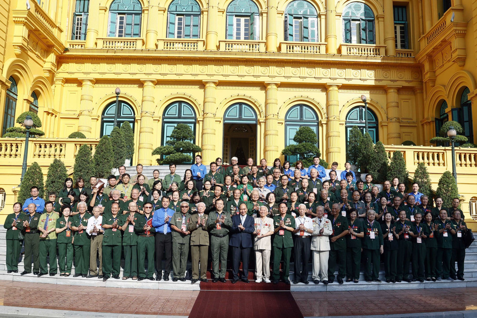 Chủ tịch nước Nguyễn Xuân Phúc chụp ảnh chung với các đại biểu. (Ảnh: Thống Nhất/TTXVN)