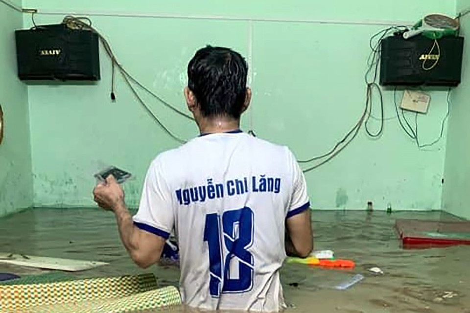 Tài sản của người dân bị hỏng do ngấm nước mưa, các hộ dân trắng đêm di chuyển đồ. (Ảnh: TTXVN phát)