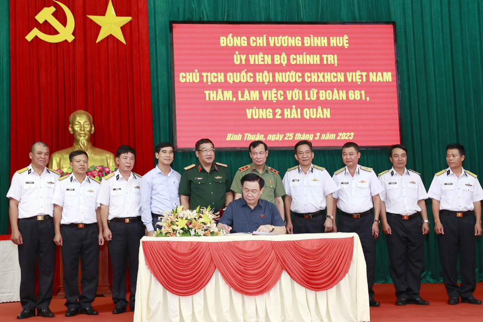 Chủ tịch Quốc hội Vương Đình Huệ viết lưu bút. (Ảnh: Doãn Tấn/TTXVN)