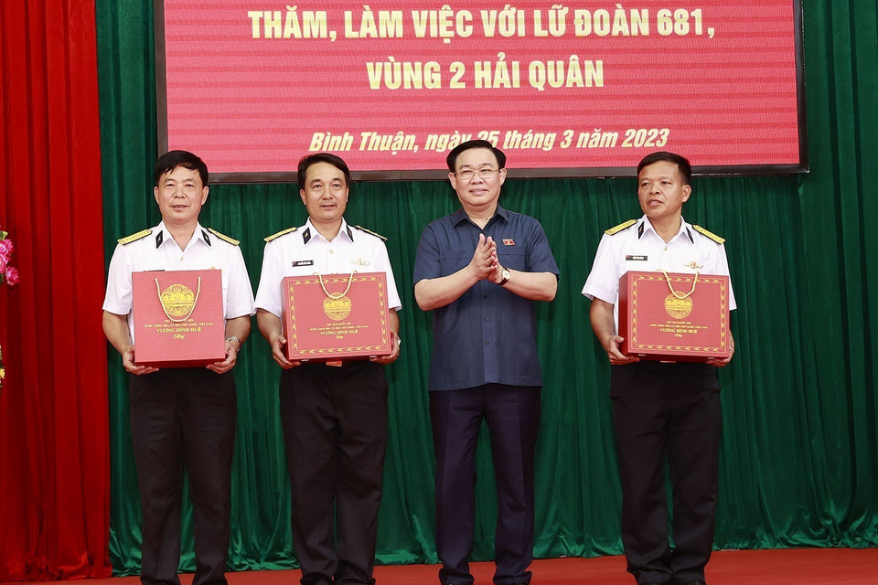 Chủ tịch Quốc hội Vương Đình Huệ tặng quà cho cán bộ, chiến sỹ Lữ đoàn tên lửa bờ 681. (Ảnh: Doãn Tấn/TTXVN)