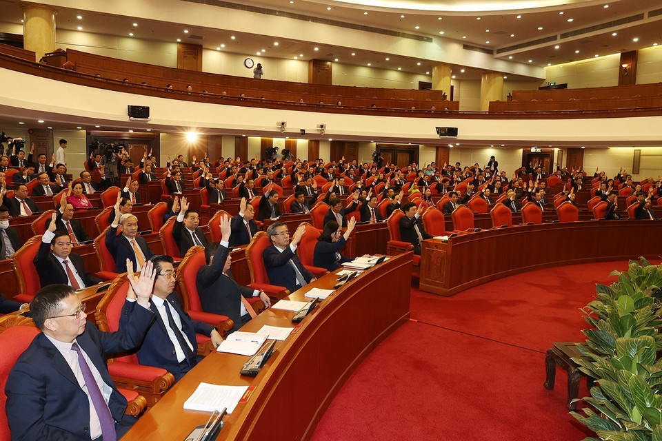 Các lãnh đạo Đảng, Nhà nước và các đại biểu biểu quyết thông qua Nghị quyết Hội nghị. (Ảnh: Trí Dũng/TTXVN)